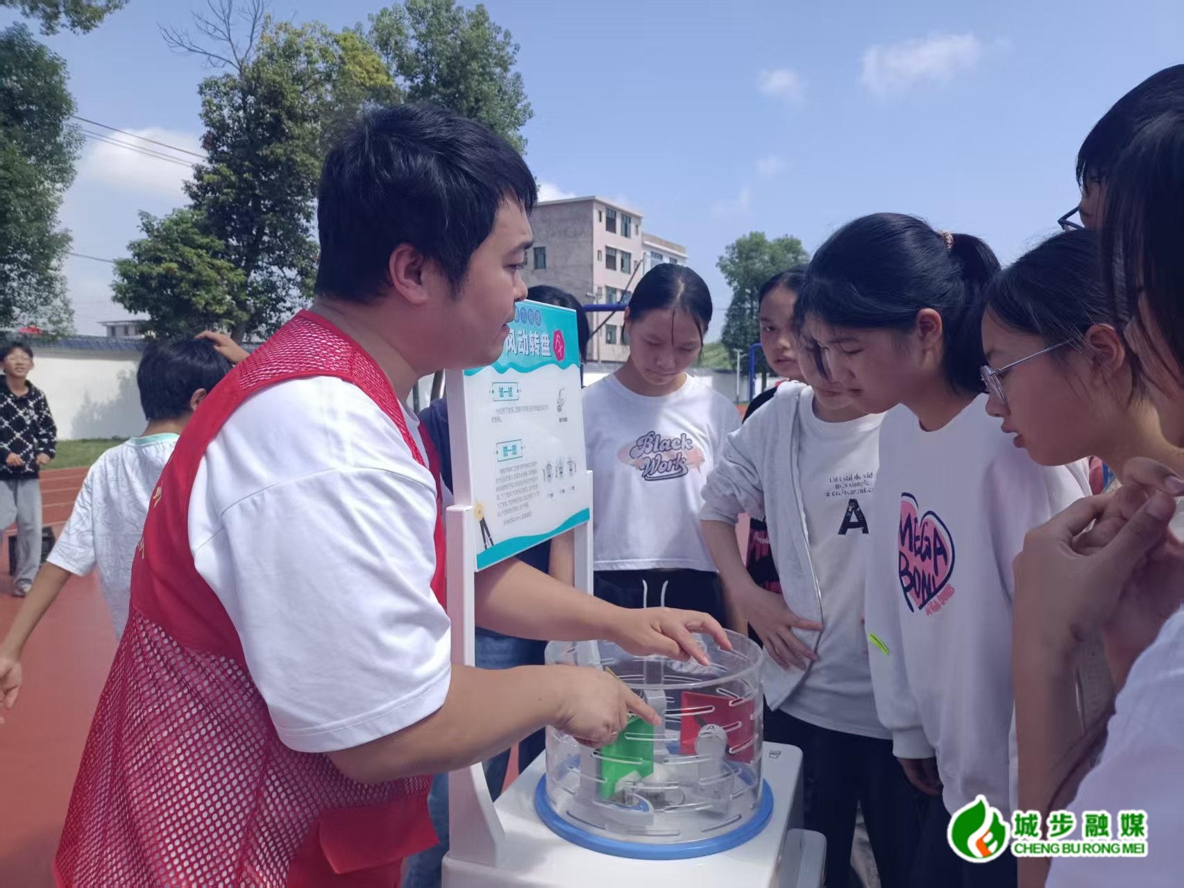 全国科普月 | 城步：科普进校园 点亮孩子们的科学好奇心(图2)