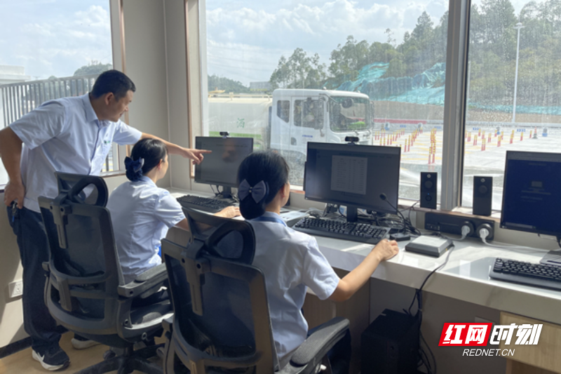 新模式运行后,收费员的工作效率得到明显提升。_副本_副本.jpg 新模式运行后,收费员的工作效率得到明显提升。_副本_副本.jpg