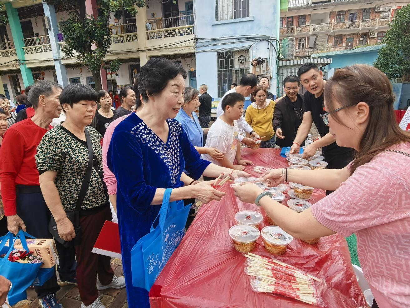 佳节齐欢聚 共叙邻里情——大祥区红旗路街道双节同庆活动精彩纷呈(图7)