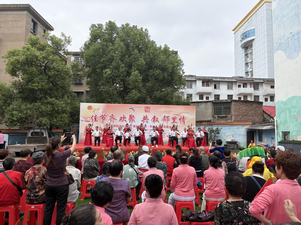 佳节齐欢聚 共叙邻里情——大祥区红旗路街道双节同庆活动精彩纷呈(图2)