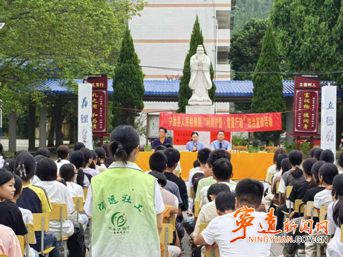 宁远鲤溪镇：法治宣讲护航少年成长_副本500.jpg