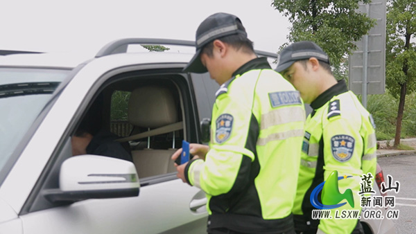国庆我在岗：用“交警蓝”守护“中国红”.jpg