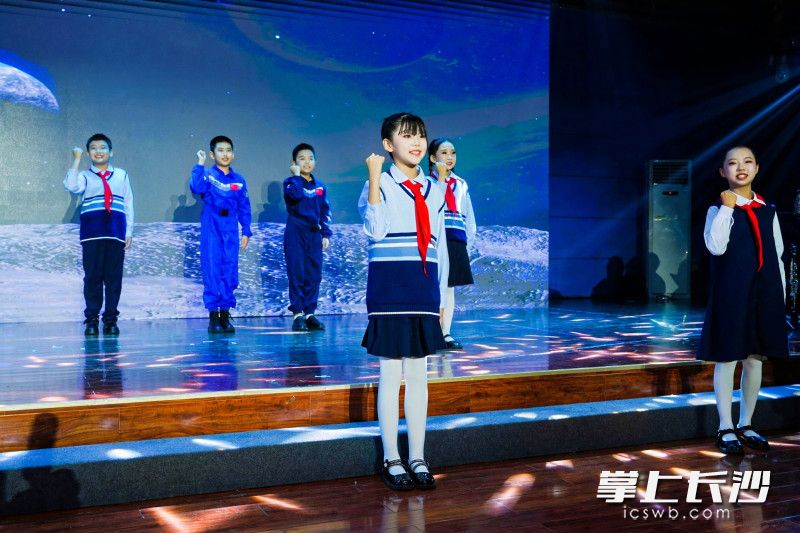 2025年长沙市未成年人“传承红色基因·向国旗敬礼”主题活动暨“童声里的中国”合唱展演活动举行。均为长沙晚报全媒体记者 刘俊 摄