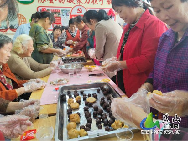 龙泉社区养老服务中心开展“家国同庆，月满人间”做月饼活动.jpg