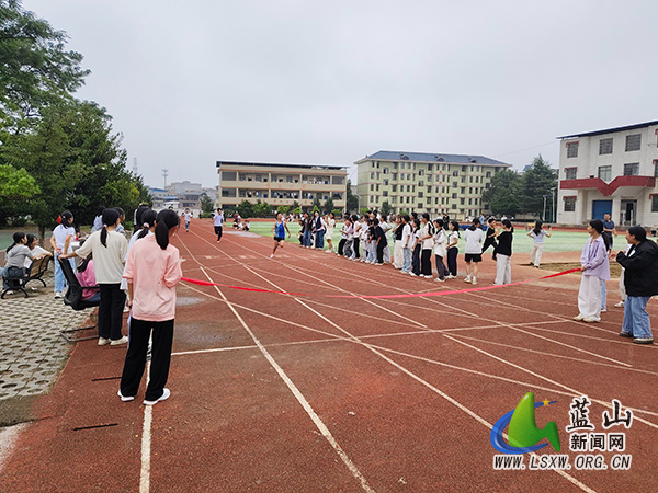 新圩学校举行秋季运动会.jpg