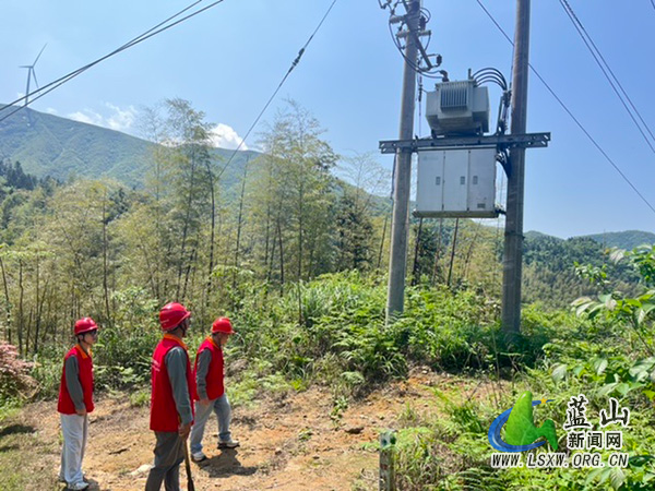 国网蓝山县供电公司开展节前景区特巡 电力满格护双节.jpg