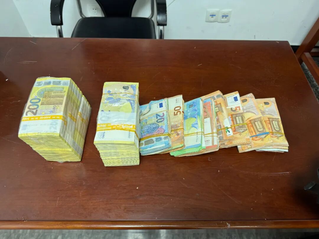 男子带成捆现金入境，折合人民币超360万元，被海关查获