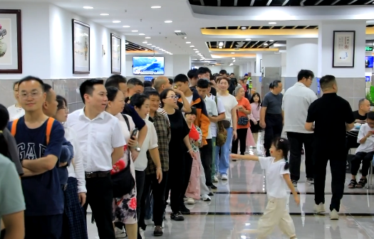 成千上万的游客填补了政府自助餐厅！ “中午后