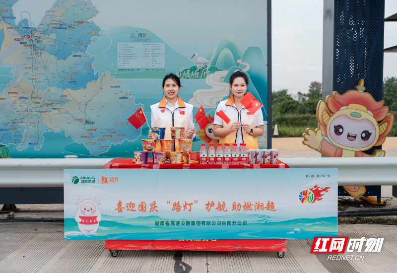 收费广场设置“路灯”志愿服务台.jpg
