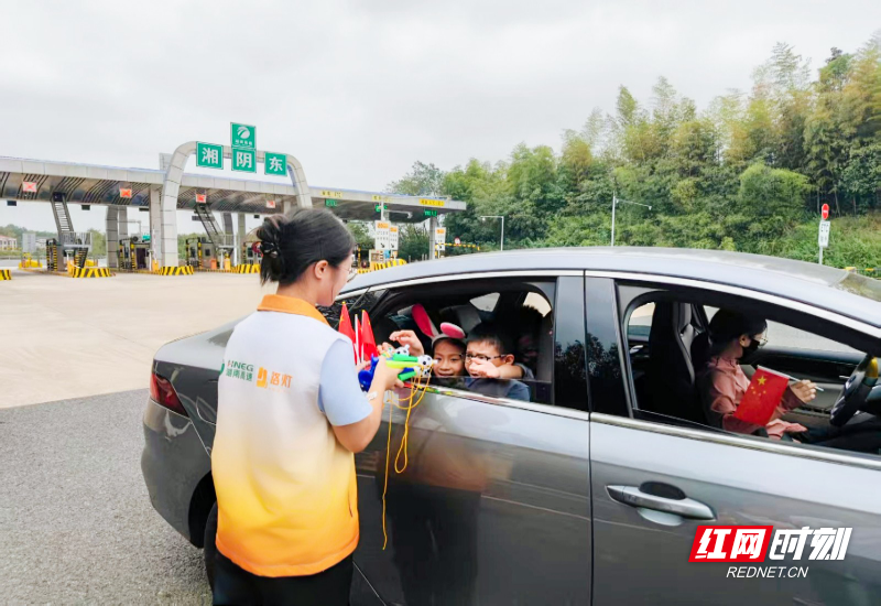 湘阴东志愿者们为司乘送“湘超”助威道具.jpg