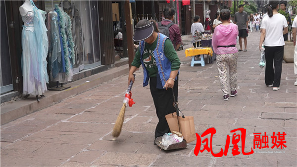 环卫工人值守成片[00_03_25][20251006-103919].jpg