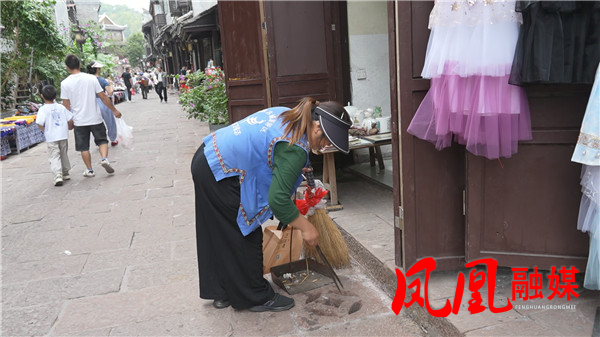 环卫工人值守成片[00_06_17][20251006-103940].jpg