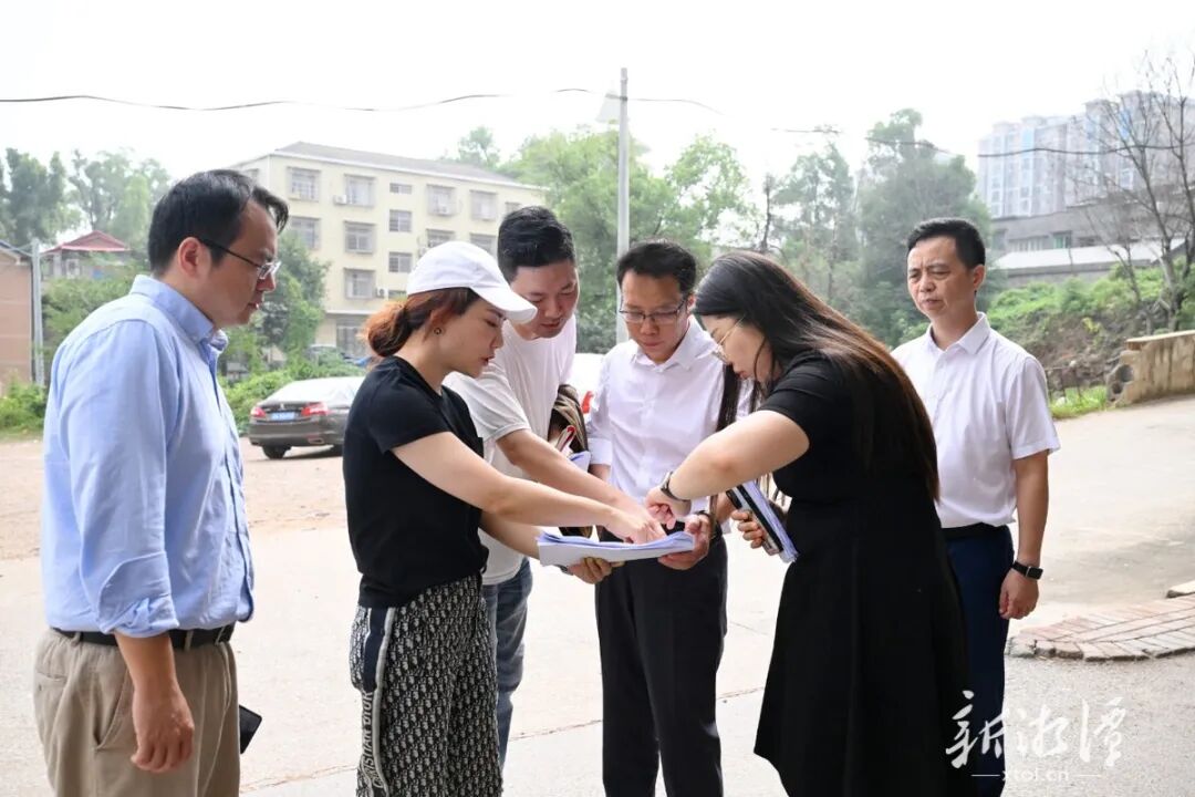 10月1日，胡贺波在重点文旅项目现场与设计团队沟通交流。（全媒体记者 方阳 摄）.png