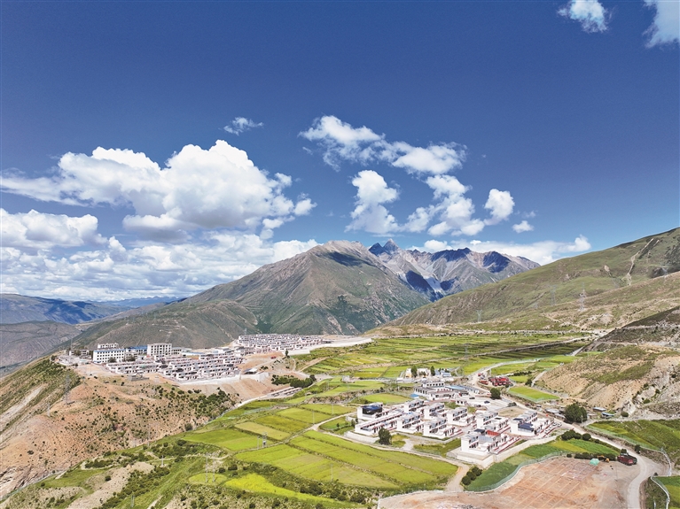 “移不动山，才能移人”——山南市曲松县美丽