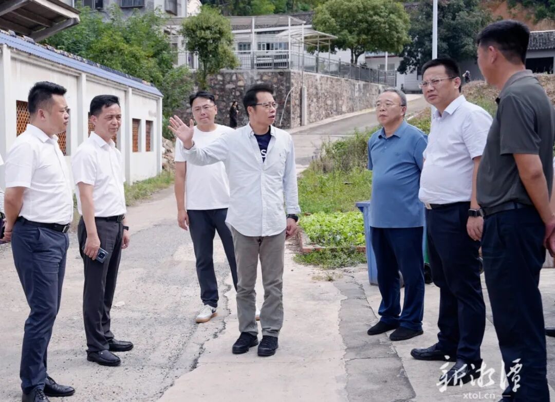 10月2日，胡贺波在张旭冲督导相关工作。（全媒体记者 周涟渭 摄）.png