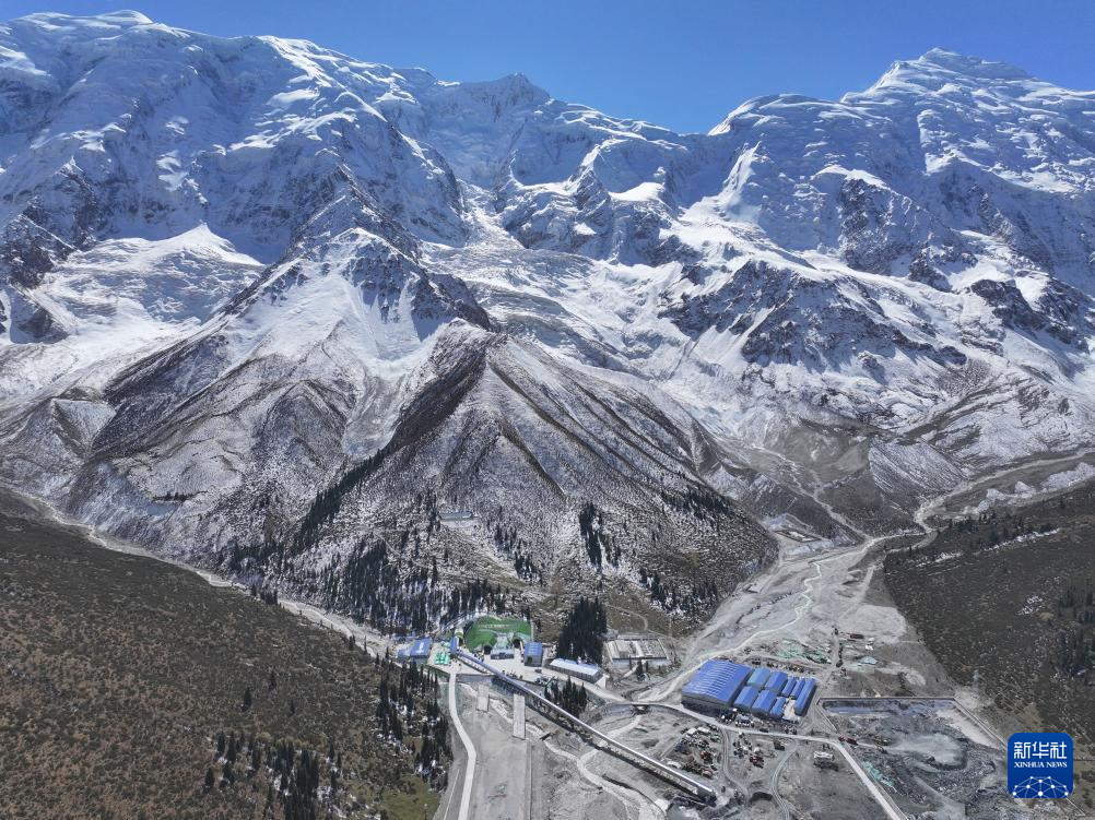 天山山的建筑道路