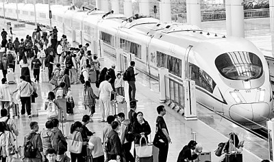 双节假期迎来返程高峰 多措并举确保出行顺利