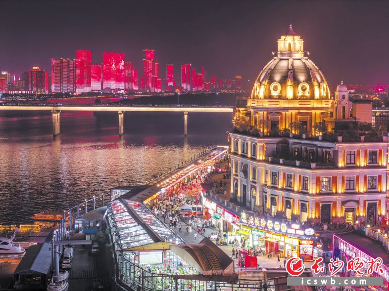 10月7日晚，渔人码头400多米的街道上灯火通明，夜市里的螃蟹、小龙虾、烧烤，组成了最热闹也最抚凡人心的烟火气。国庆中秋假期，来自全国各地的食客来到渔人码头，享受美食，欣赏湘江夜景，体验长沙惬意的夜生活。　　长沙晚报全媒体记者 郭雨滴 摄