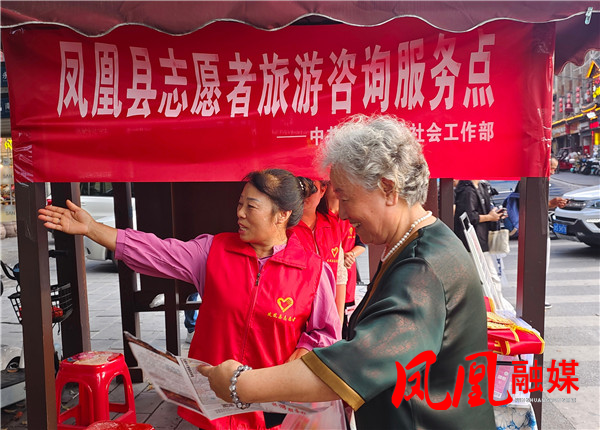 志愿者给游客指引游览路线。.jpg