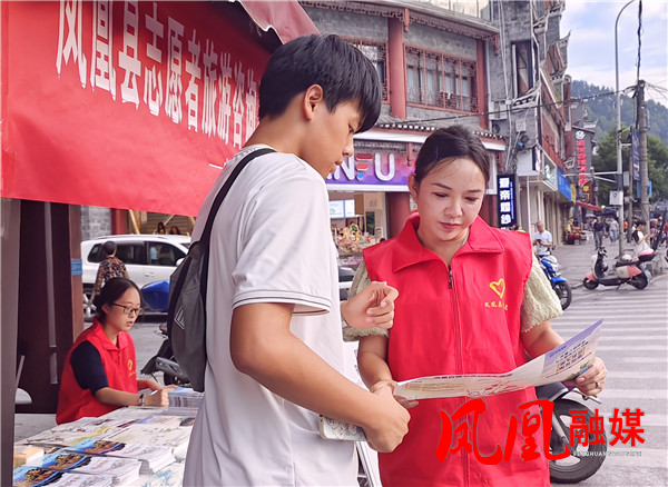 志愿者为游客介绍游览路线。.jpg