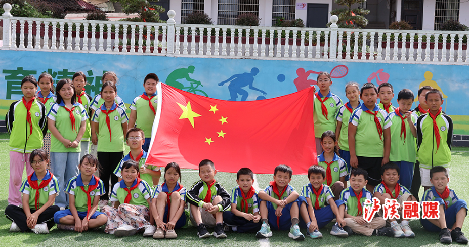 与国旗合影.jpg 与国旗合影.jpg