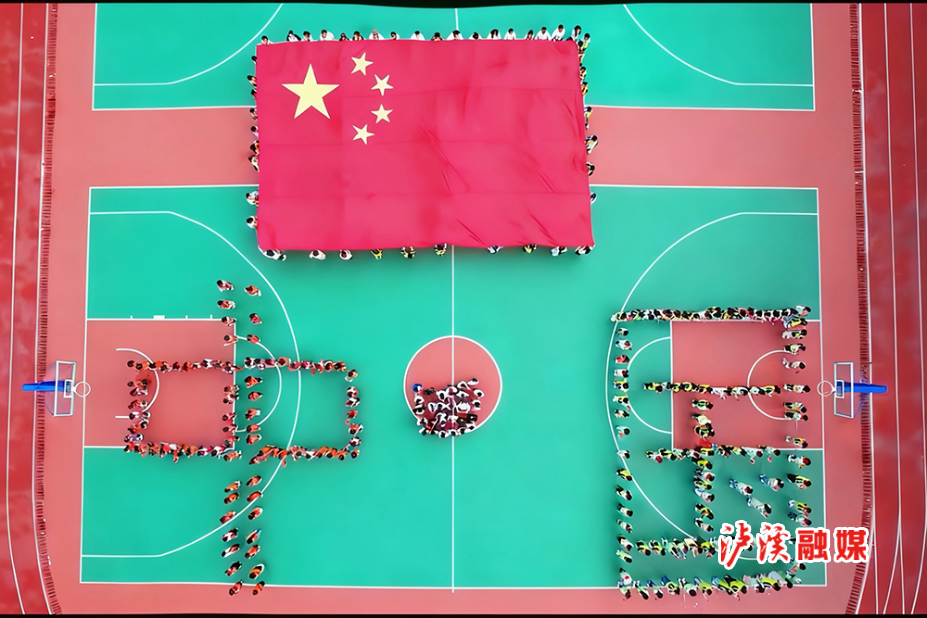 航拍国旗校园.jpg 航拍国旗校园.jpg