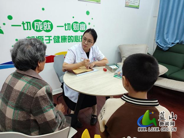 蓝山县特殊教育学校与县妇幼保健院开展交流学习活动.jpg