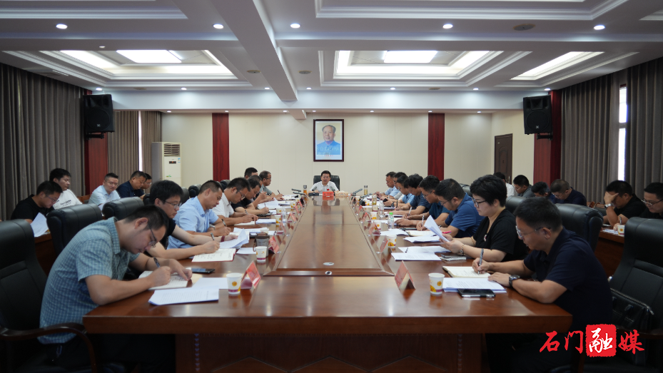 我县召开秸秆综合利用和禁烧管控工作现场会3.jpg
