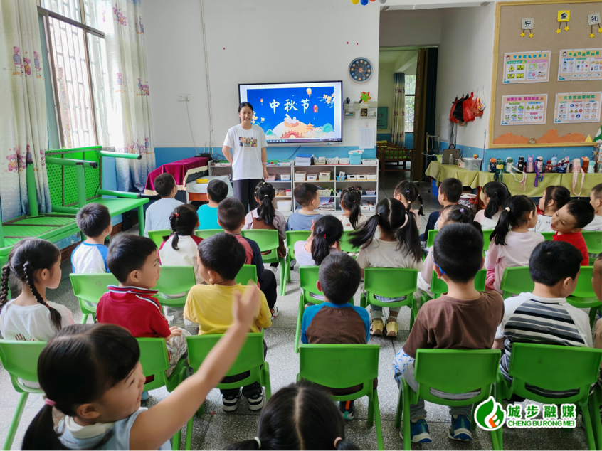 城步机关幼儿园开展“月满华诞 童心共贺”双节同庆主题活动(图2)