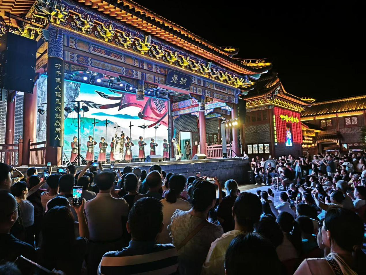 游客在桂阳文化园古城戏台观赏湘剧《赵子龙计取桂阳》