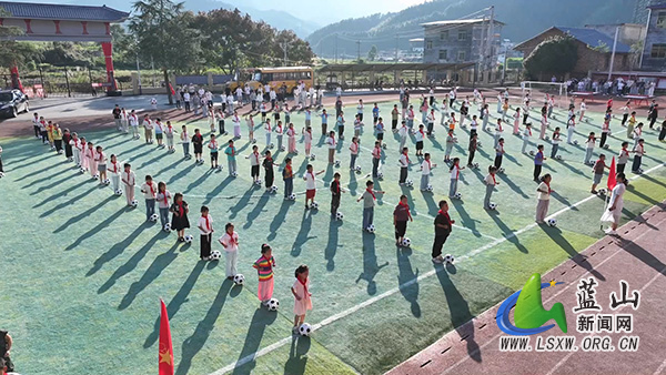 我县湘超劲风拂校园 瑶乡掀起运动潮 .mp4_20251010_150332.800.jpg