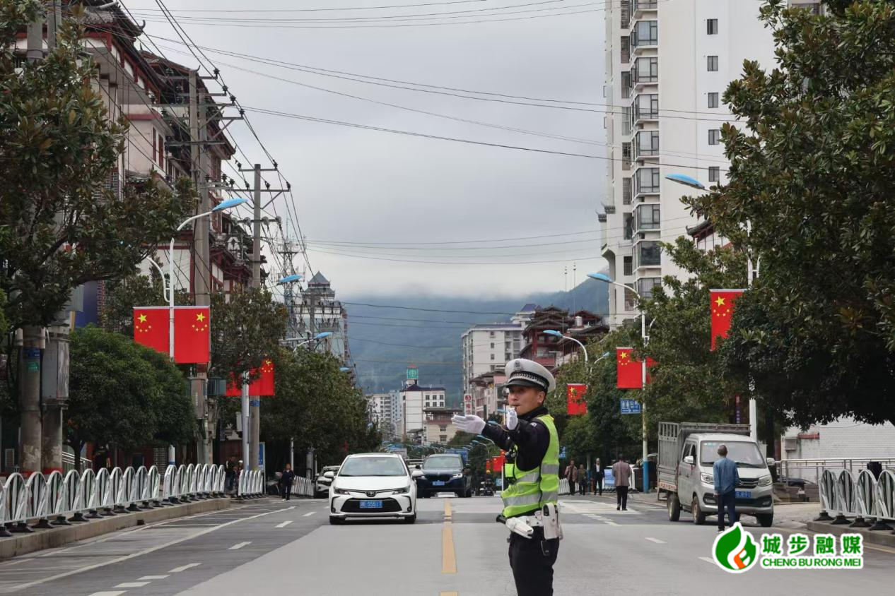 双节“警”色浓 城步交警用坚守点亮万家团圆路(图1)