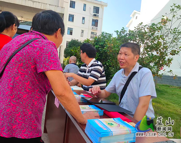 蓝山县残联：便民服务进安置点 暖心政策送到家门口2.jpg