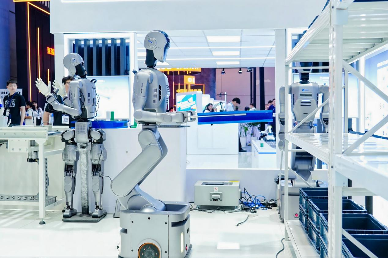 “夸父”走上T台，沃克走进工厂，跨界打破纪录