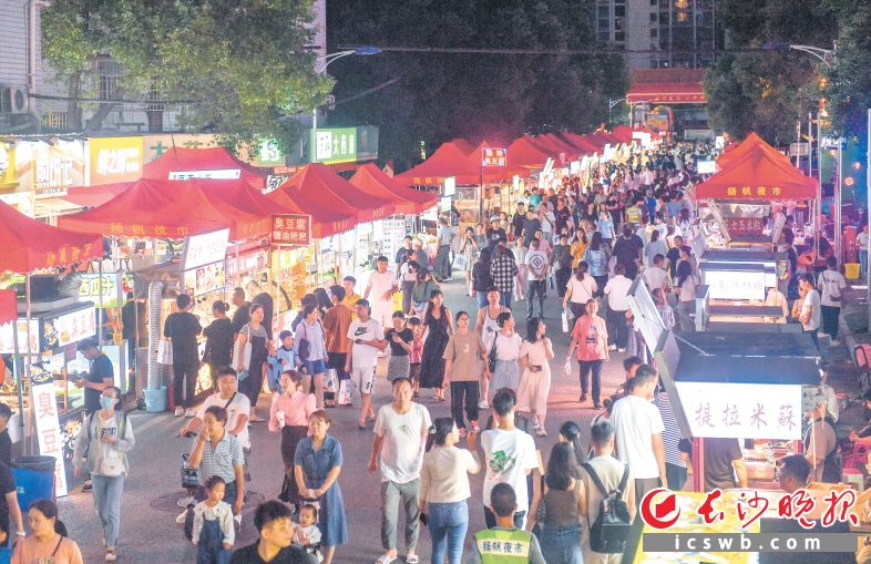 　　每天18时至次日凌晨2时左右，是长沙市民、游客消费的“黄金时段”，夜间客流已成为商业主体全天营收的重要支撑。这是扬帆夜市来来往往的消费者。长沙晚报全媒体记者 邹麟 摄