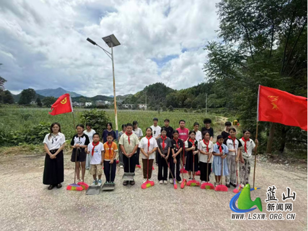 大麻学校组织少先队员与团员青年开展校外卫生清扫活动.jpg
