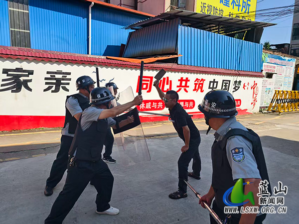 蓝山县民族中学组织开展反恐防暴应急演练.jpg