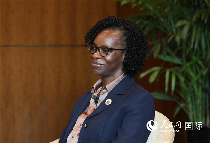 莫桑比克劳动、性别与社会行动部长伊韦特·阿拉内接受人民网专访。人民网记者 刘宁摄