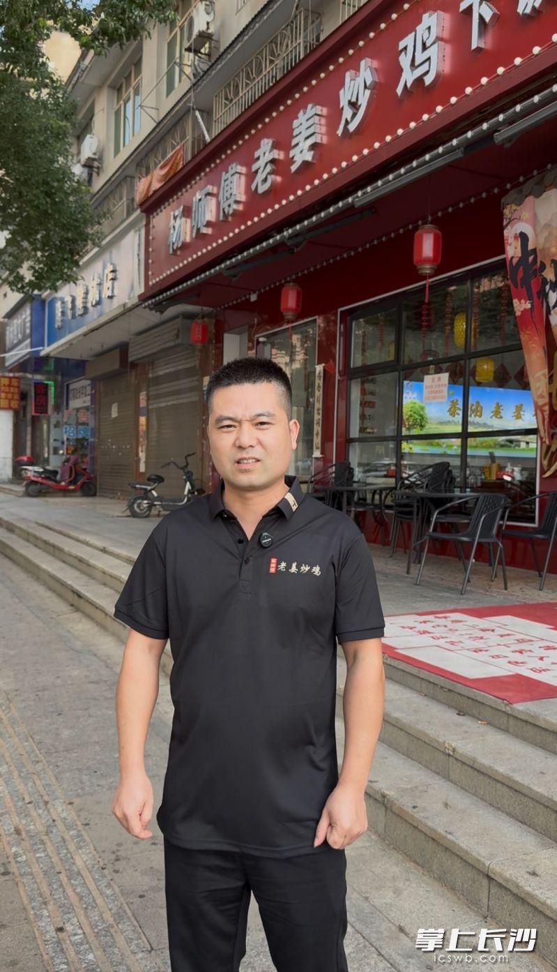 李进曾多次帮助他人，表示“雷锋家乡人学雷锋做好事是应该的。” 均为全媒体记者 李金 摄影报道