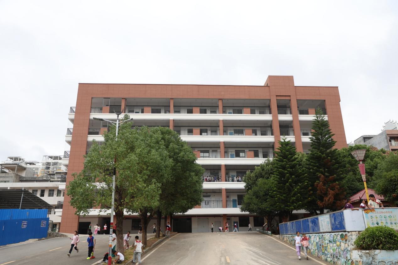 沱江镇第四小学食堂综合楼（蓝玉春/摄）