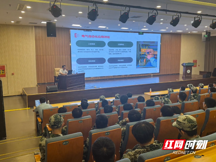 图1 王伟专家讲座，同学们认真聆听.JPG