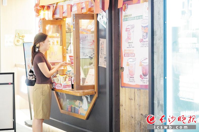 　　消费者在茶饮店购买含酒精饮品。　　均为长沙晚报全媒体记者 陈星源 摄