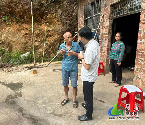 蓝山县残联：暖心服务 上门办证.jpg