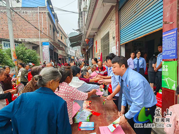 祠堂圩镇：普法宣传进集市 法治意识入人心.jpg