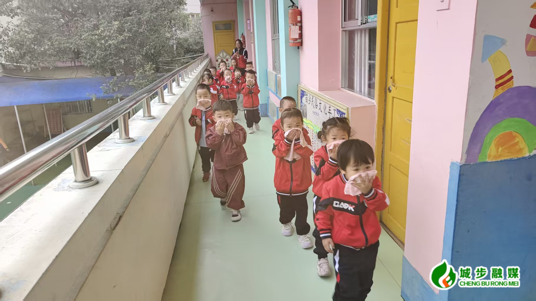 城步机关幼儿园开展秋季消防演练活动(图1)