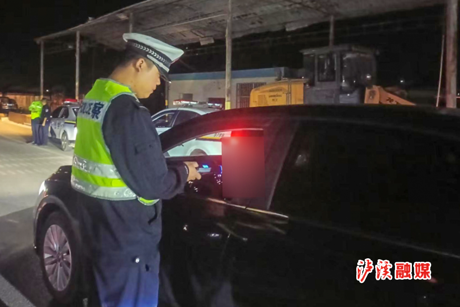 交警夜查10月.jpg2.jpg