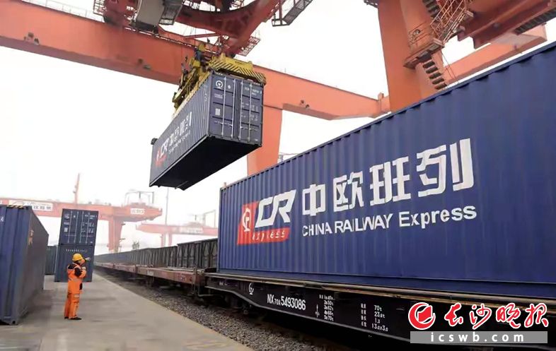 　　三季度，中欧班列（长沙）进出境开行363列，同比增长111%。长沙晚报通讯员张文博供图