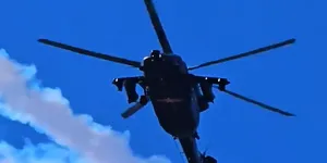帅啊！直拍直-20凌空画凤凰