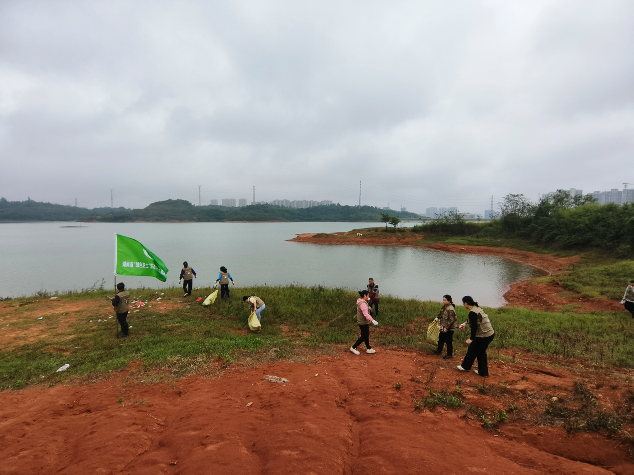 宁乡绿色卫士开展保护水源净滩行动