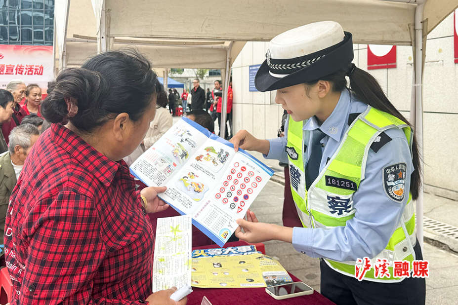 交警宣传10月.jpg